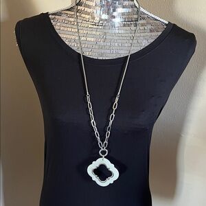 🌸 C1946 Mother-of-Pearl Pendant Necklace – 36” + Extender